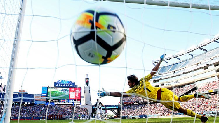 Tembakan Douglas Costa berhasil membobol gawang Alisson Becker. Copyright: © INDOSPORT