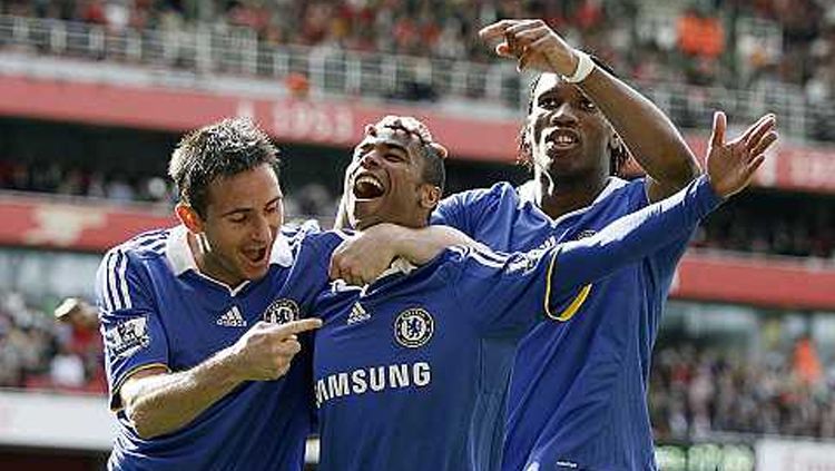 Pelatih anyar Everton, Frank Lampard kepergok ingin reuni dengan sobat karibnya di Chelsea, Ashley Cole. The Toffees rasa The Blues pun kian kental. Copyright: © Squawka