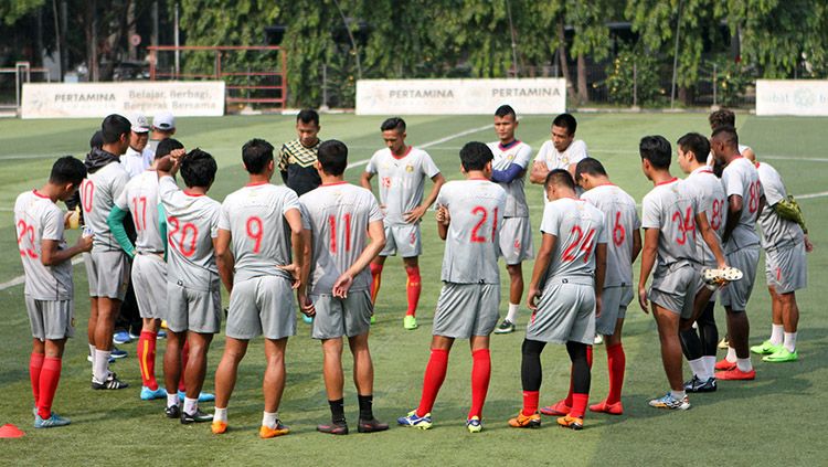 Pemain Bhayangkara FC saat mendengarkan instruksi. Copyright: © Media Bhayangkara FC
