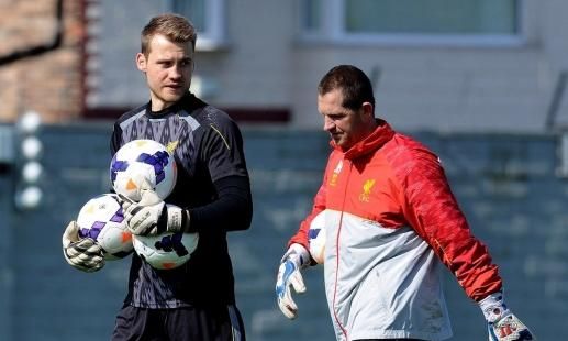 Pelatih kiper Liverpool, John Achterberg (kanan). Copyright: © telegraph.co.uk