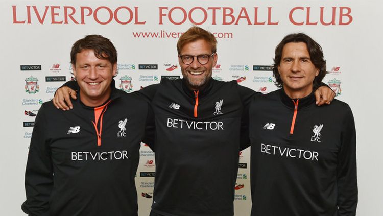 Jurgen Klopp bersama dua asistennya di Liverpool. Copyright: © skysports.com