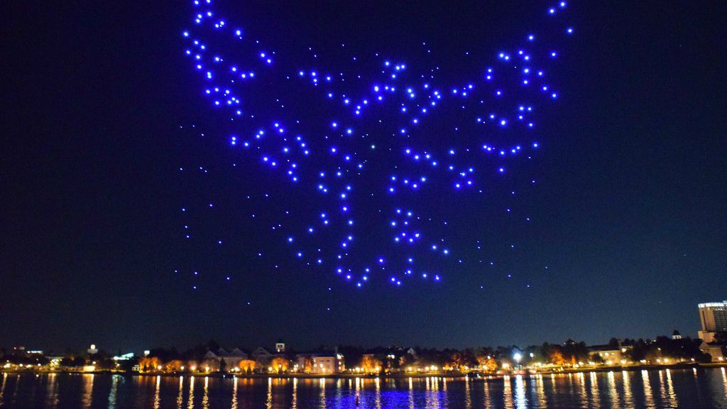 Light show drone yang diadakan di Disneyland. Copyright: © PopSugar