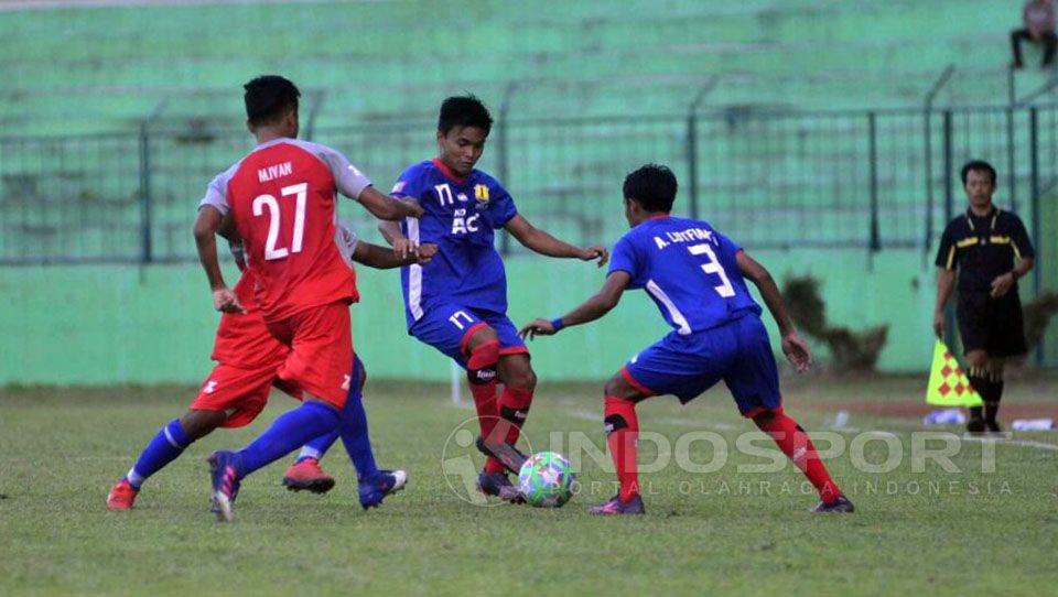 Arema Indonesia menghadapi Persema 1953 pada Agustus tahun lalu. Copyright: © Ian Setiawan/Soicaumienbac.cc