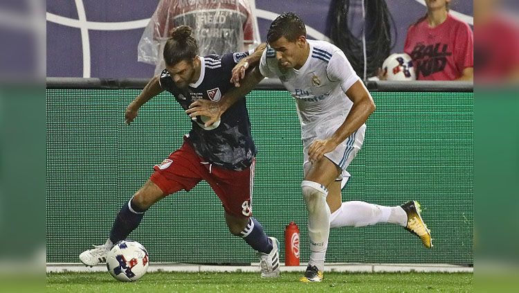 Graham Zusi (kiri) mendapat kawalan ketat dari Theo Hernandez. Copyright: © Getty Images