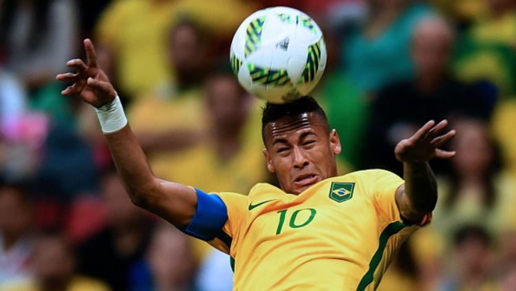 Neymar menyundul bola dengan kepala. Copyright: © Getty Images