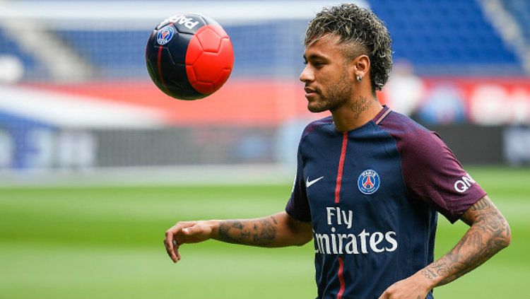 Neymar diperkenalkan PSG. Copyright: © Getty Images