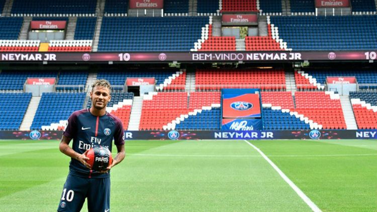 Neymar telah resmi kenakan seragam PSG. Copyright: © Getty Images