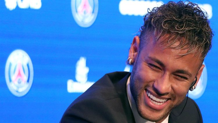 Neymar dalam konferensi pers di PSG. Copyright: © Getty Images