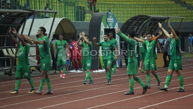 Selebrasi para pemain Bhayangkara FC usai kemenangan. (Herry Ibrahim/INDOSPORT) Copyright: © Herry Ibrahim/INDOSPORT