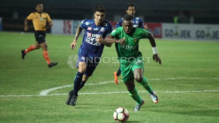 Guy Junior saat beraksi melawan Arema FC. Copyright: © Herry Ibrahim/INDOSPORT