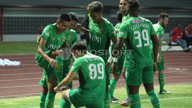 Selebrasi para pemain Bhayangkara FC usai gol pertama melawan Arema FC. (Herry Ibrahim/INDOSPORT) Copyright: © Herry Ibrahim/INDOSPORT