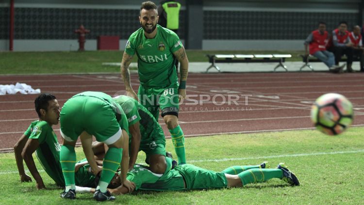 Selebrasi para pemain Bhayangkara FC usai kemenangan. (Herry Ibrahim/INDOSPORT) Copyright: © Herry Ibrahim/INDOSPORT