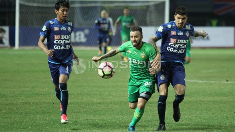 Paulo Sergio mendapat pengawalan ketat sepanjang laga melawan Bhayangkara FC. (Herry Ibrahim/INDOSPORT) Copyright: © Herry Ibrahim/INDOSPORT