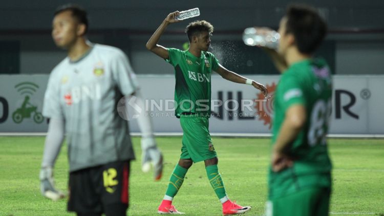 Alfin Tuasalamony saat berusaha berduel dengan pemain Arema FC. (Herry Ibrahim/INDOSPORT) Copyright: © Herry Ibrahim/INDOSPORT