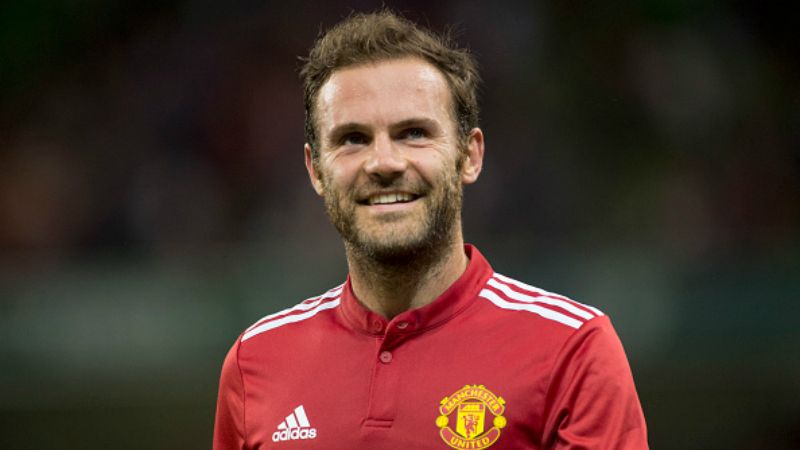 Juan Mata kabarnya sudah mengemasi kopernya di Manchester United. Usai angkat dari Old Trafford, Mata bakal berlabuh ke klub kroco Liga Spanyol. Copyright: © Getty Images