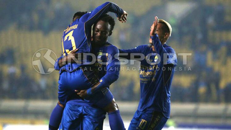 Michael Essien (tengah/gelandang Persib Bandung) menggendong rekan setimnya, Febri Hariyadi (kiri). Copyright: © Gita Agiet/INDOSPORT