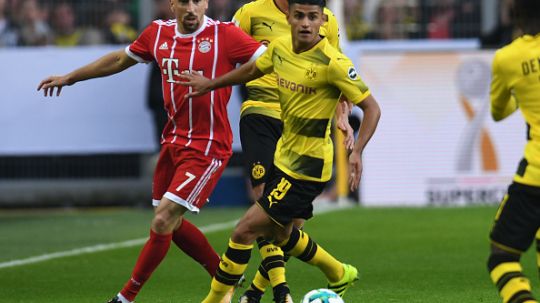 Chelsea dan Manchester City dikabarkan saling sikut demi memperebutkan tanda tangan bintang Borussia Dortmund, Mahmoud Dahoud. Copyright: © Getty Images