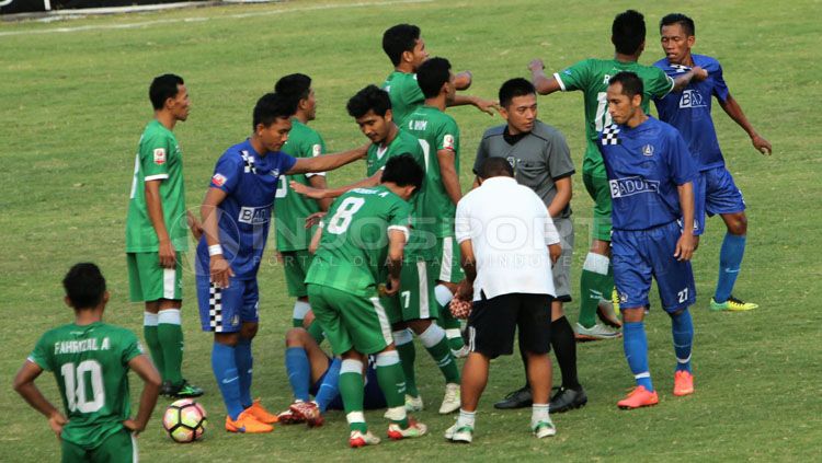 Aksi saling dorong hingga nyaris berujung perkelahian dari kedua tim. Copyright: © Ian Setiawan/INDOSPORT