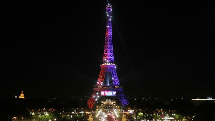 Nama Neymar JR di Menara Eiffel. Copyright: &copy; Getty Images