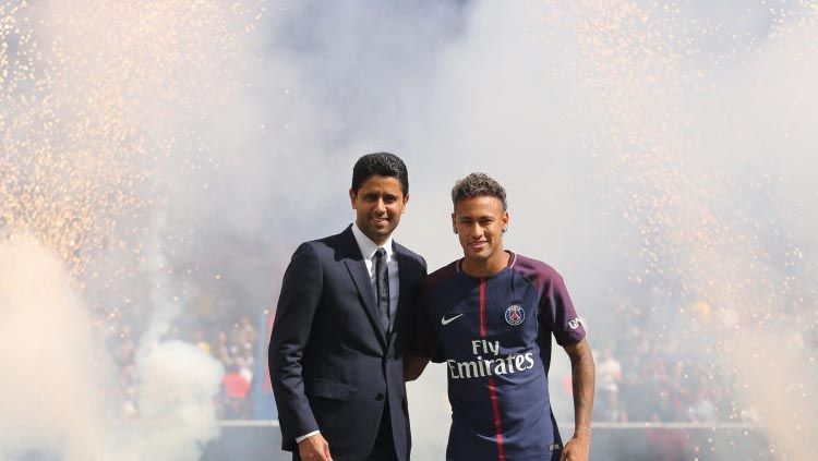 Presiden PSG, Nasser Al-Khelaifi dan pemain barunya Neymar. Copyright: © Getty Images