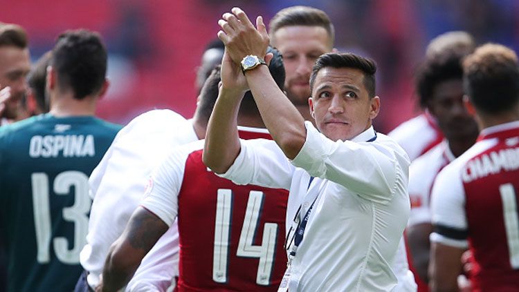Alexis Sanchez melambaikan tangan kepada penonton usai Arsenal menjuarai Community Shield. Copyright: © Getty Images