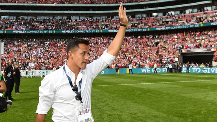 Alexis Sanchez melambaikan tangan saat Arsenal juara Community Shield. Copyright: © Getty Images