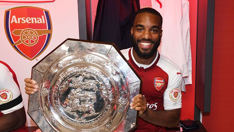 Alexandre Lacazette tersenyum lebar setelah memenangkan trofi Community Shield 2017. Copyright: © Getty Images