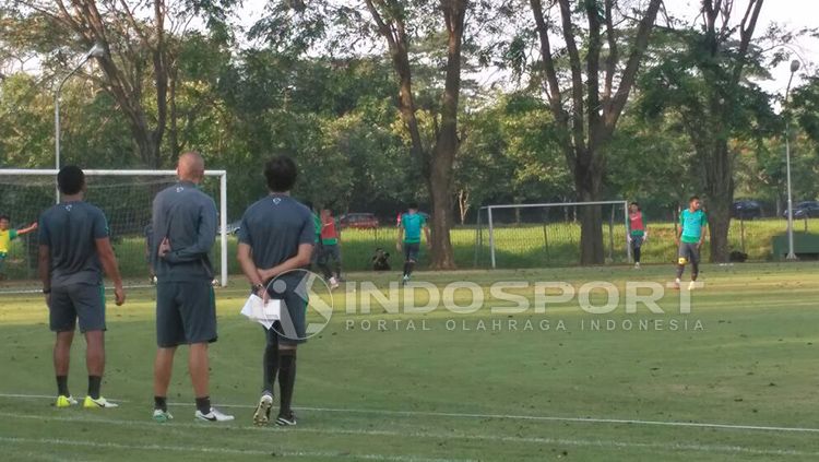 Luis Milla saat memantau TC lanjutan Timnas U-22 jelang SEA Games 2017. Copyright: © Indosport/Petrus Manus Da'Yerrimon