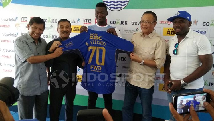 Ezechiel N'Douassel diperkenalkan ke publik. Copyright: © Gita Agiet/INDOSPORT