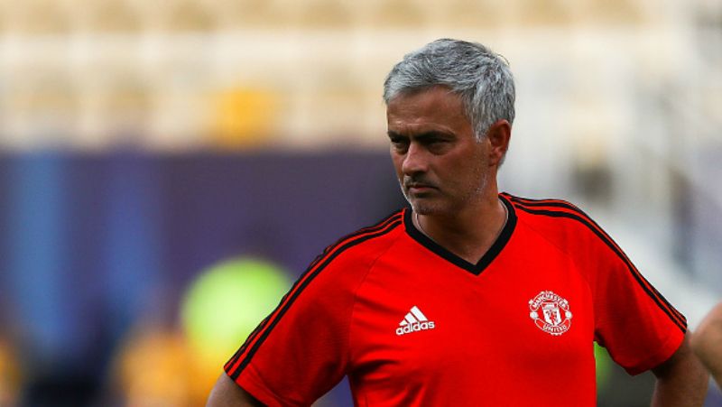 Jose Mourinho memimpin jalannya latihan skuat Setan Merah. Copyright: © Getty Images