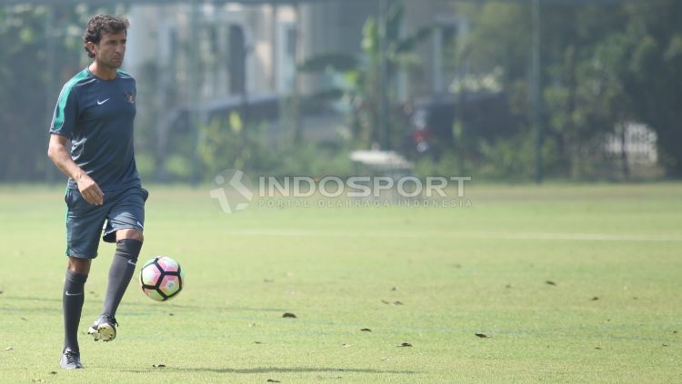 Luis Milla saat memimpin latihan Timnas U-22. Copyright: © Herry Ibrahim/Indosport.com