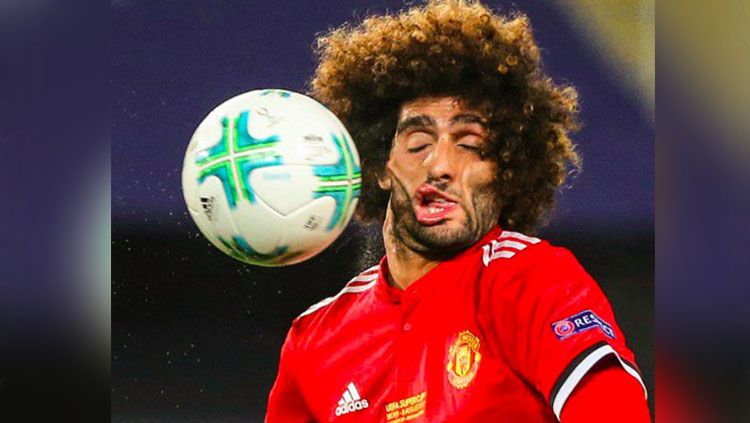 Wajah aneh Fellaini saat berbenturan dengan bola. Copyright: © @Sporf