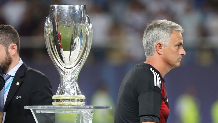 Jose Mourinho (kanan), dan Piala Super Eropa. Copyright: © Getty Images