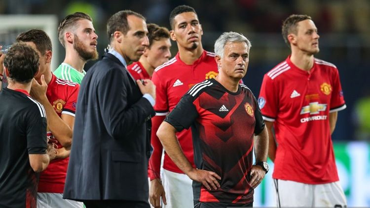 Semrawut wajah Jose Mourinho dan para pemainnya. Copyright: © Getty Images