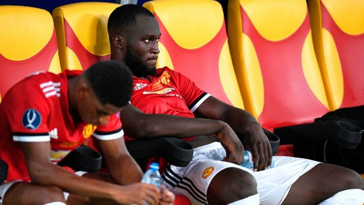 Romelu Lukaku tampak sedih usai kalah dalam laga Piala Super Eropa kontra Real Madrid. Copyright: © Getty Images