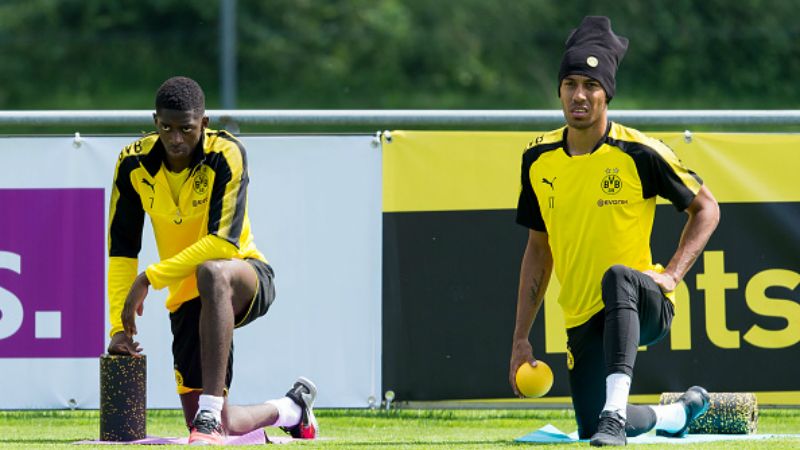 Ousmane Dembele (kiri) saat melakukan latihan bersama Aubameyang. Copyright: © Getty Images