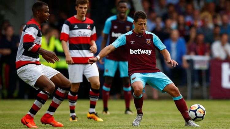 Chicharito berseragam West Ham United. Copyright: © Action Images