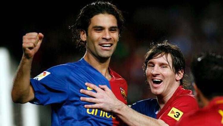 Rafa Marquez dan Lionel Messi melakukan selebrasi pada masa itu. Copyright: © Getty Images