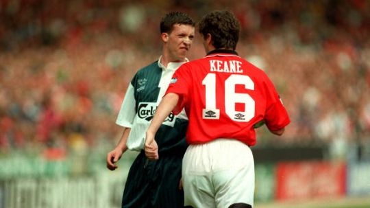 Roy Keane ketika beradu mulut dengan legenda Liverpool, Robbie Fowler. Copyright: © Getty Images