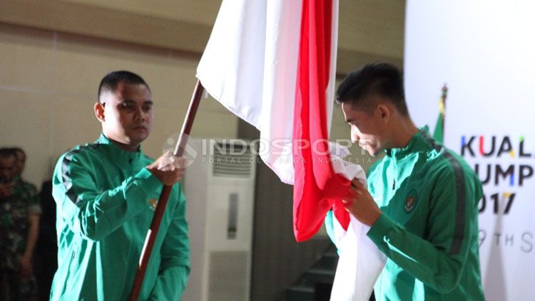 Prosesi mencium bendera Merah Putih. Copyright: © Herry Ibrahim/Indosport.com