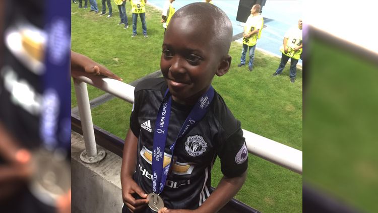 Adedeji Odumboni, sosok beruntung penerima medali dari Jose Mourinho. Copyright: &copy; www.manutd.com