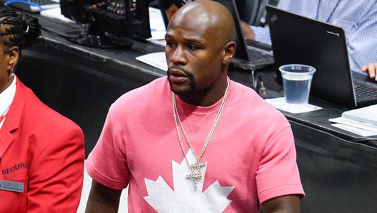 Floyd Mayweather dengan kaos berwarna pink. Copyright: © mirror.co.uk