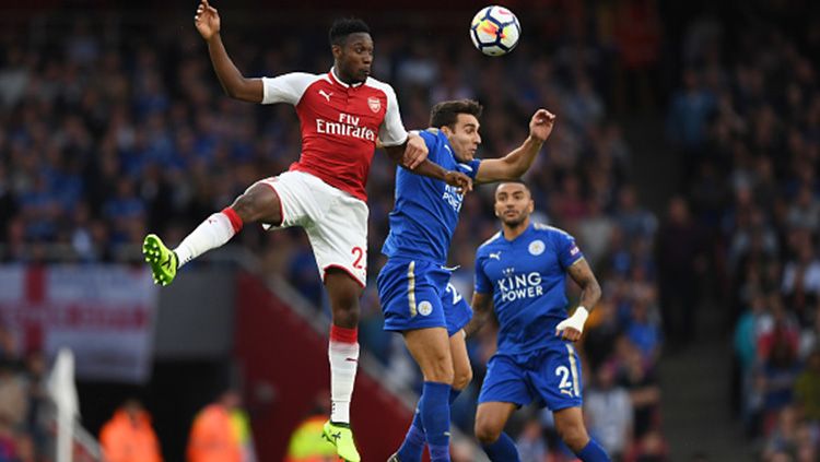 Danny Welbeck melakukan duel udara dengan pemain Leicester City. Copyright: © INDOSPORT