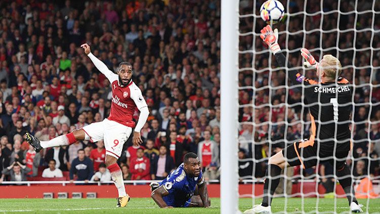 Momen Alexandre Lacazette menciptakan gol dalam laga debut di Liga Primer bersama Arsenal. Copyright: © Getty Images