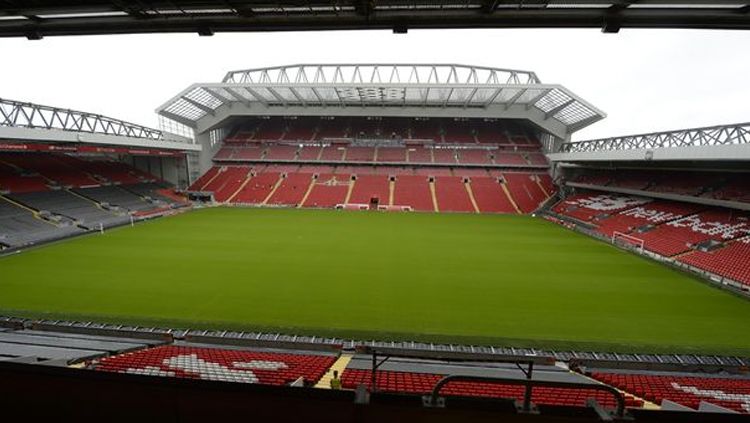 Stadion Anfield kini dilapisi dengan rumput baru. Copyright: © liverpoolfc.com