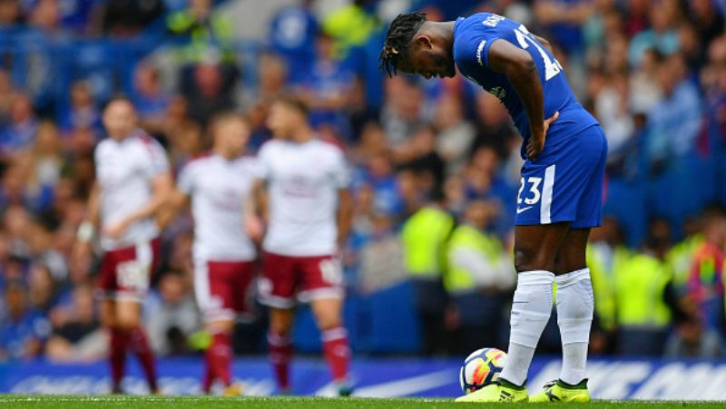 Mitchy Batshuayi tampak lesu pasca Burnley mencetak gol pertama. Copyright: © Getty Images