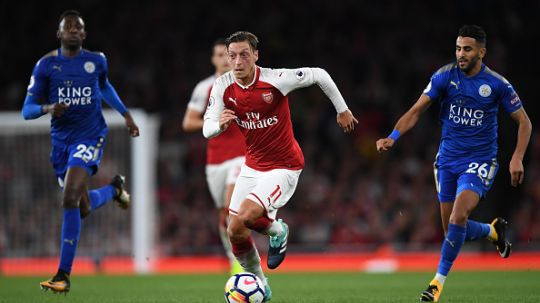 Mesut Ozil (tengah) saat membela Arsenal melawan Leicester City di laga perdana Liga Primer Inggris (Sabtu, 12/08/17). Copyright: © Getty Images