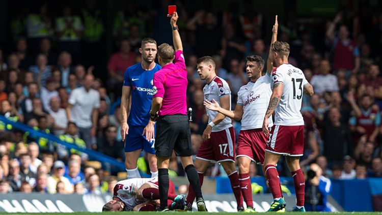 Bek tengah sekaligus kapten Chelsea, Gary Cahill mendapat kartu merah saat melawan Burnley. Copyright: © Getty Images