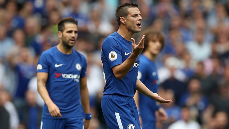 Bek Chelsea, Cesar Azpilicueta terlihat kesal dalam pertandingan melawan Burnley. Copyright: © Getty Images