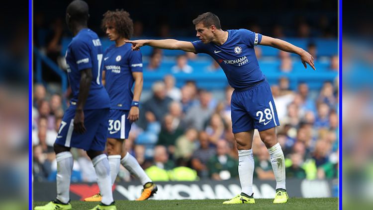 Wakil kapten Chelsea, Cesar Azpilicueta terlihat kesal karena kurang kompaknya lini pertahanan timnya. Copyright: © Getty Images